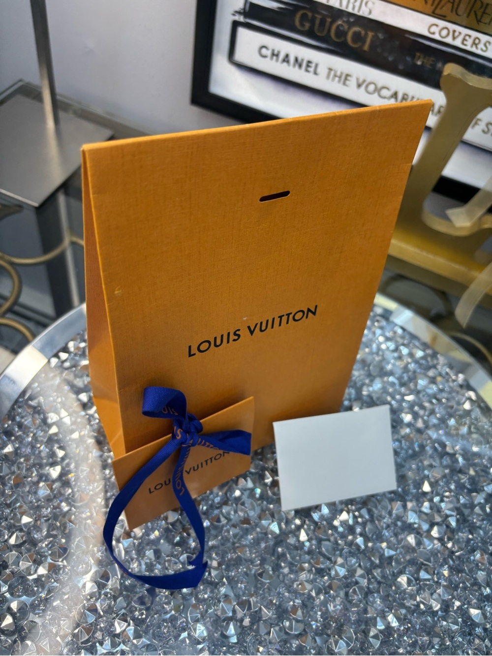 Louis Vuitton orange paper shopping bag paired with a matching envelope - Picture 9 of 9